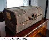 Старинный дорожный чемодан 19 века. Экспозиция "Зал ожидания XIX века", станция Графская Воронежской области (2024 год). Редакционное фото, фотограф Вячеслав Палес / Фотобанк Лори