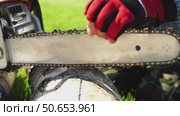 Man sharpening chainsaw chain before work. Стоковое видео, видеограф Igor Skripachev / Фотобанк Лори