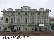 Ансамбль городской усадьбы купца Ф.Е. Нечаева: Главный дом. Тверь, Трёхсвятская улица, 15 (2021 год). Редакционное фото, фотограф Алексей Иванов / Фотобанк Лори