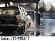 Car wash soaping old sedan in winter self service station. Стоковое AI-изображение, AI-художник Иван Рябоконь / Фотобанк Лори