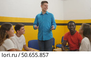 Group people mixed ages discussion during business course. Стоковое видео, видеограф Яков Филимонов / Фотобанк Лори