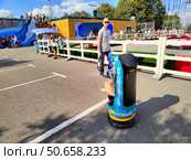 Робот-агитатор на улице в Москве (2024 год). Редакционное фото, фотограф Мария Сергеева / Фотобанк Лори