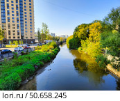 Жилой дом на берегу реки Яуза в Москве (2024 год). Редакционное фото, фотограф Мария Сергеева / Фотобанк Лори