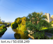 Река Яуза в районе Ростокино, Москва (2024 год). Редакционное фото, фотограф Мария Сергеева / Фотобанк Лори