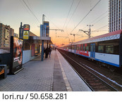 Платформа МЦД "Дмитровская" на закате, Москва. Редакционное фото, фотограф Мария Сергеева / Фотобанк Лори