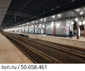 Железнодорожная платформа на площади трёх вокзалов, МЦД, Москва. Редакционное фото, фотограф Мария Сергеева / Фотобанк Лори
