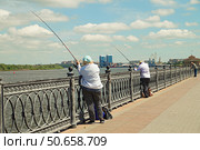 Женщины ловят рыбу на набережной. Стоковое фото, фотограф Дмитрий Николаев / Фотобанк Лори