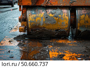 Road roller compacting fresh asphalt on wet surface during road construction. Стоковое AI-изображение, AI-художник Иван Рябоконь / Фотобанк Лори