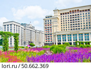 Здание Государственной Думы и гостиница Four Seasons Hotels. Манежная площадь. Летний день. Москва. Россия. Редакционное фото, фотограф E. O. / Фотобанк Лори