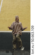 Vertical video. Attractive gen z young woman dancing contemporary dance against urban wall. Стоковое видео, видеограф Маргарита Кирьякова / Фотобанк Лори