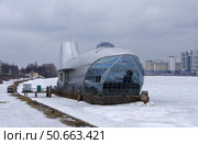 Плавучий ресторан "Серебряный кит" (бывший дебаркадер ДЖ-39). Река Нева. Санкт-Петербург, проспект Обуховской Обороны (2021 год). Редакционное фото, фотограф Алексей Иванов / Фотобанк Лори