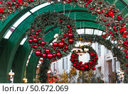 Christmas wreath. Christmas decorations in the interior. Concept of preparation for Christmas and New Year 2026. Стоковое фото, фотограф Photojuli / Фотобанк Лори