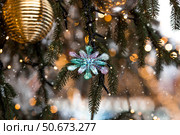 Snowflakes on the Christmas tree. Fairy-tale Christmas background. Concept of preparation and decoration for the New Year. New Year's card 2026. Стоковое фото, фотограф Photojuli / Фотобанк Лори