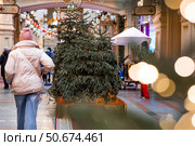 New Year's card 2026. Festive garlands and lights on the Christmas tree. Close-up. Beautiful Christmas background. The concept of decorations and decorations for the new year. Стоковое фото, фотограф Photojuli / Фотобанк Лори