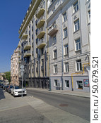Старые доходные дома в Звонарском переулке, Москва. Солнечный день в июле. Редакционное фото, фотограф Сергей Рыбин / Фотобанк Лори