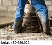Worker making cement screed on the floor view. Стоковое фото, фотограф Гурьянов Андрей / Фотобанк Лори