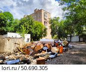 Груда  мусора после сноса гаражей во дворе жилых домов (2024 год). Редакционное фото, фотограф Ирина Терентьева / Фотобанк Лори
