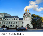 Храм Собора Дивеевских Святых при подворье Троицкого Серафимо-Дивеевского монастыря, Москва. Синее небо и облака (2024 год). Редакционное фото, фотограф Ирина Терентьева / Фотобанк Лори