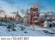 Cathedral of the Icon of the Mother of God of the Sign (Znamensky Cathedral), Maxim the Blessed Church on Varvarka and Zaryadye Park on a snowy winter day, Moscow, Russia. Стоковое фото, фотограф Ula Ulachka / Фотобанк Лори
