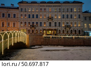 Saint Petersburg, Russia, 12.18.2021: View of the building of the Kempinski Moika 22 hotel decorated for the New Year on a winter morning. Редакционное фото, фотограф Ula Ulachka / Фотобанк Лори