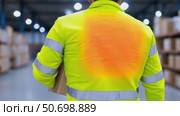 Warehouse worker in a high visibility jacket experiencing back pain. Стоковое AI-видео, аниматор Екатерина Усенко / Фотобанк Лори