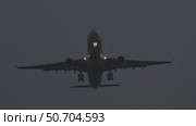 Passenger plane landing at night. Стоковое видео, видеограф Михаил Коханчиков / Фотобанк Лори