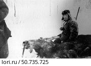 Охотник с убитым лосем зимой. Стоковое фото, фотограф Retro / Фотобанк Лори