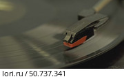 Old vinyl record player turning. Стоковое видео, видеограф Михаил Коханчиков / Фотобанк Лори