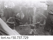 Группа людей у костра на природе. Стоковое фото, фотограф Retro / Фотобанк Лори