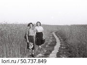 Две молодые женщины на просёлочной дороге среди поля ржи. Стоковое фото, фотограф Retro / Фотобанк Лори