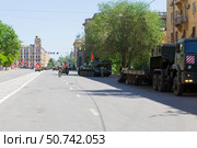 Городской пейзаж, вид на улицу Мира 7 мая 2024 года, репетиция парада. Волгоград, Россия. Редакционное фото, фотограф Андрей Цыганков / Фотобанк Лори