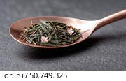 Sencha Green Tea Leaves on Sakura Spoon, Japanese Tea Ceremony Close-Up. Стоковое AI-изображение, AI-художник Katsiaryna Repich / Фотобанк Лори