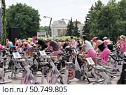 Женский фестиваль спорта в “Музеоне”. Зона сайклинга. Москва. Редакционное фото, фотограф Илюхина Наталья / Фотобанк Лори