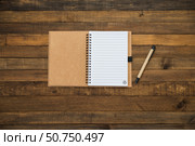 Блокнот и ручка на деревянном фоне. Место для текста. Notebook and pen on the wooden background. Notebook mock up. Copy space. Стоковое фото, фотограф AllNikArt / Фотобанк Лори