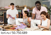 Experienced sewing instructor overseeing students in fashion course. Стоковое фото, фотограф Яков Филимонов / Фотобанк Лори