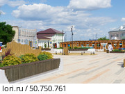 Красная площадь, уличный фонарь и старинныее здания под облачным небом, городской пейзаж, Ефремов, Тульская область, Россия (2024 год). Редакционное фото, фотограф Андрей Цыганков / Фотобанк Лори