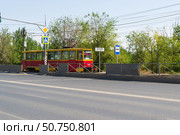 Трамвай 71-605 (КТМ-5) на Проспекте Металлургов, остановка с защитным ограждением для безопасности пассажиров. Волжский, Волгоградская область, Россия. (2023 год). Редакционное фото, фотограф Андрей Цыганков / Фотобанк Лори