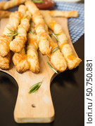 Домашние сырные хлебные палочки из слоеного теста и томатный соус. Homemade Cheesy Breadsticks and Tomato sauce. Стоковое фото, фотограф AllNikArt / Фотобанк Лори