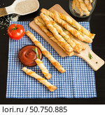 Домашние сырные хлебные палочки из слоеного теста и томатный соус. Homemade Cheesy Breadsticks and Tomato sauce. Стоковое фото, фотограф AllNikArt / Фотобанк Лори