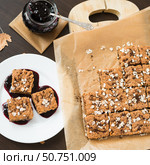 Домашняя выпечка. Овсяный пирог с черничным джемом. Сладкий десерт. Homemade baking. Sweet Dessert. Oatmeal cake with blueberry jam. Стоковое фото, фотограф AllNikArt / Фотобанк Лори