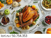 Roasted turkey with all the fixings is waiting for thanksgiving diners. Стоковое AI-изображение, AI-художник Иван Рябоконь / Фотобанк Лори