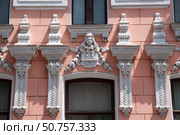 Лепной декор на фасаде дореволюционного дома в Астрахани. Стоковое фото, фотограф Павел Просянов / Фотобанк Лори