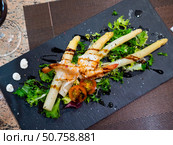 Boiled asparagus, fresh lettuce leaves complement tender shrimp meat. Стоковое фото, фотограф Яков Филимонов / Фотобанк Лори