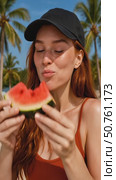 Девушка ест арбуз. Стоковое AI-видео, аниматор Екатерина Коробкова / Фотобанк Лори