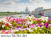 Вид на жилой дом на Котельнической набережной. Летний день. Москва. Россия. Редакционное фото, фотограф E. O. / Фотобанк Лори