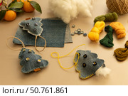 Handmade christmas ornaments made of felt in the workshop. Christmas tree made from old denim. Стоковое фото, фотограф Оксана Шведкова / Фотобанк Лори