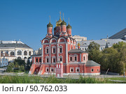 Летний вид из ландшафтного парка "Зарядье" на собор иконы Божией Матери "Знамение" в Москве, Россия (2024 год). Редакционное фото, фотограф Елена Коромыслова / Фотобанк Лори