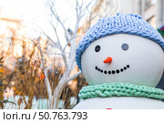 New Year's card 2026. Christmas background with a snowman. Concept of preparing and decorating for the New Year. Holiday toys and snowmen on the streets of Moscow. Стоковое фото, фотограф Photojuli / Фотобанк Лори