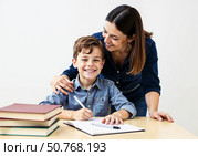 Мама хвалит сына-школьника за хорошую учебу. Mom praises her schoolboy son for his good grades. Стоковое AI-изображение, AI-художник Смирнова Светлана / Фотобанк Лори