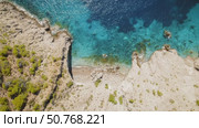 Aerial view of rocky cove with small beach and turquoise sea in sunny summer day. Стоковое видео, видеограф Ольга Сухарева / Фотобанк Лори